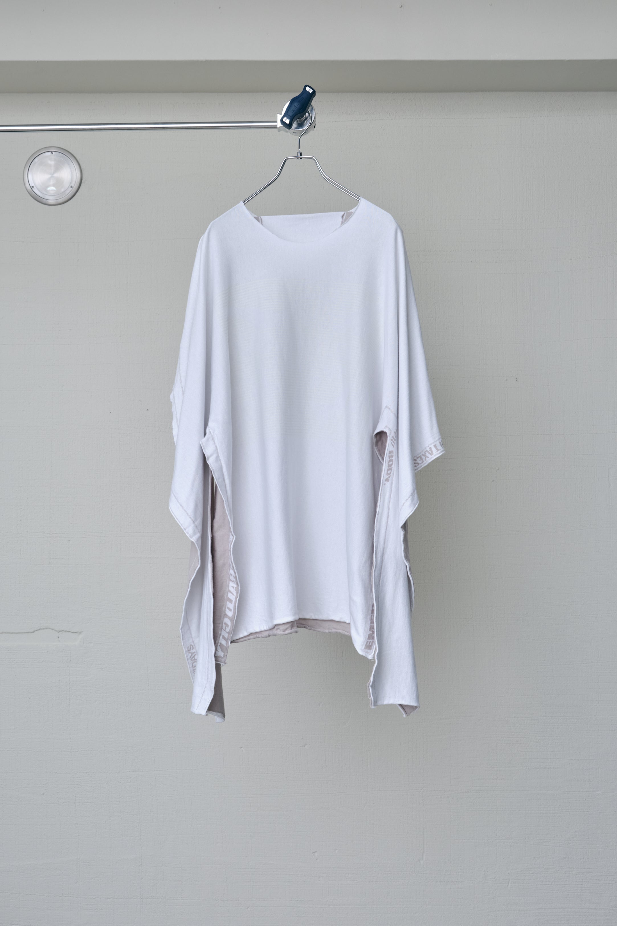 BIPOLAR SEAMLESS PHOTOCHROMIC TEE / WIKI – BODYSONG. ONLINE STORE