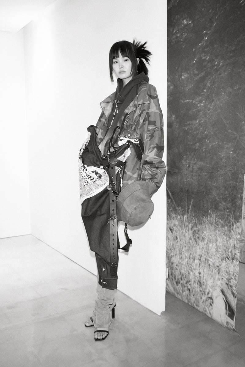OVERSIZED DENIM SH/DETACHABLE BANDANA