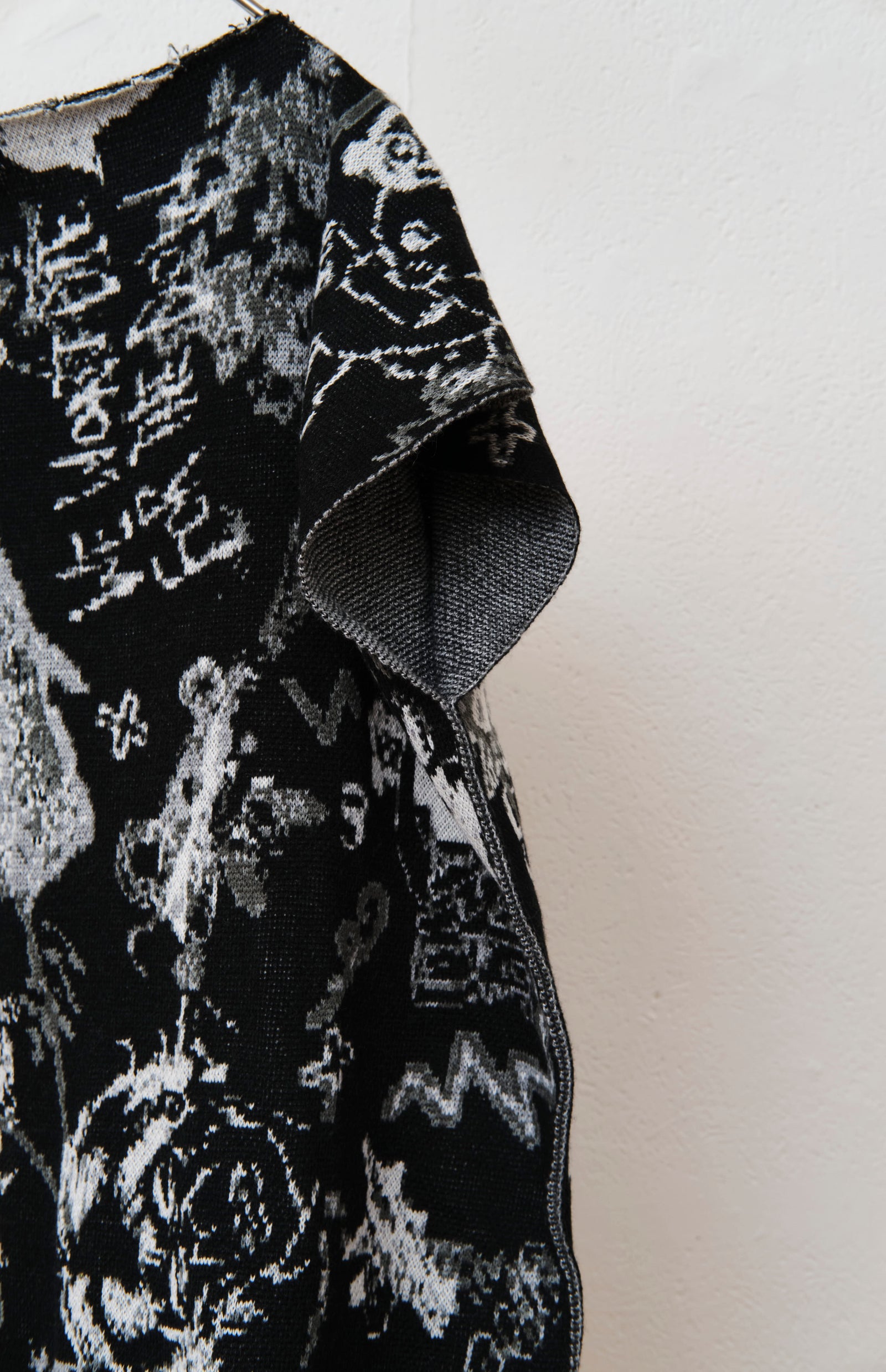 Doodlesweater MONOTONE – BODYSONG. ONLINE STORE